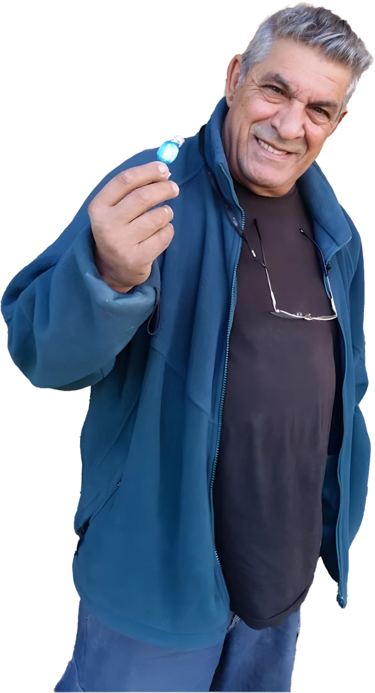 יעקב עבדו מחזיק סוכרייה כחולה ומחייך