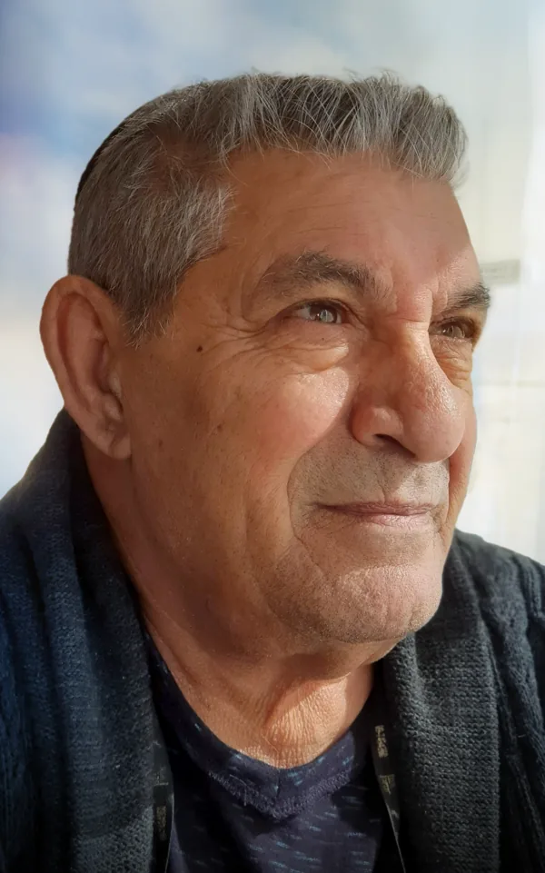 יעקב עבדו, דיוקן מקרוב, מביט הצידה בחיוך קטן